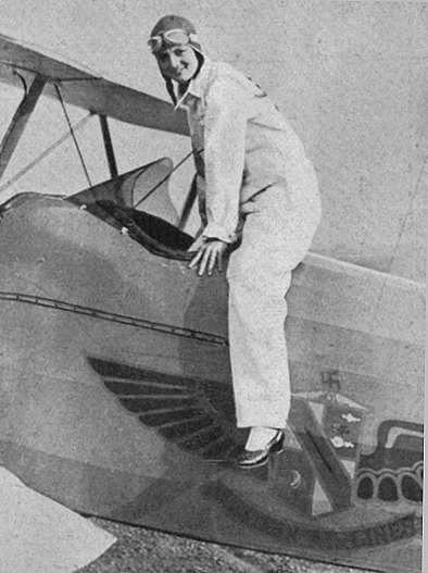 Foto pubblicata su una rivista d’epoca (1929), Un’aviatrice in servizio sulle linee americane dell’ovest - Fonte: “M.A. de Caterina, Marcello Dudovich: le decorazioni murali (1906 - 1947)”.